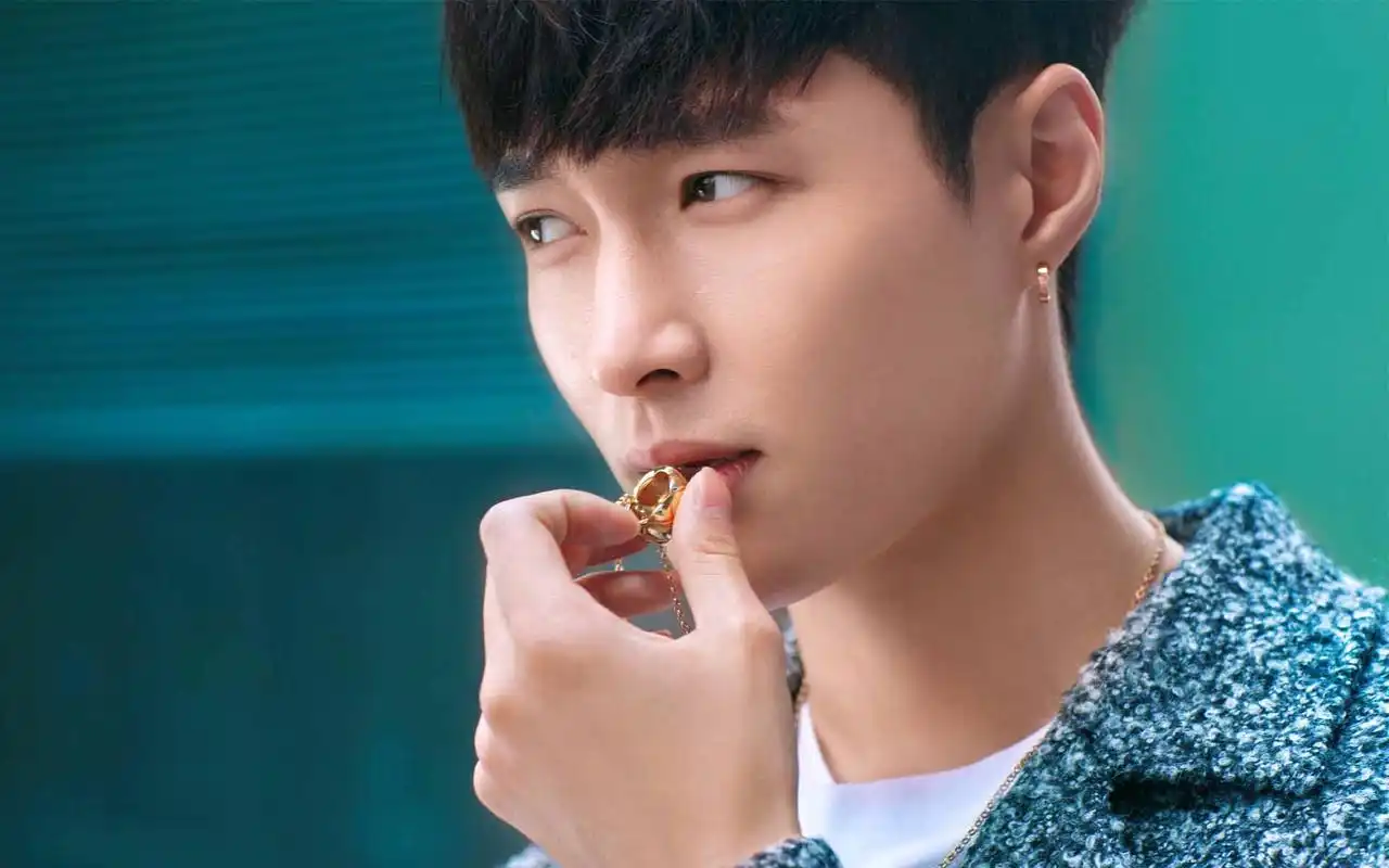 张艺兴秋冬毛衣时尚帅气写真图片壁纸,他笑起来像少年一样干净纯真,又