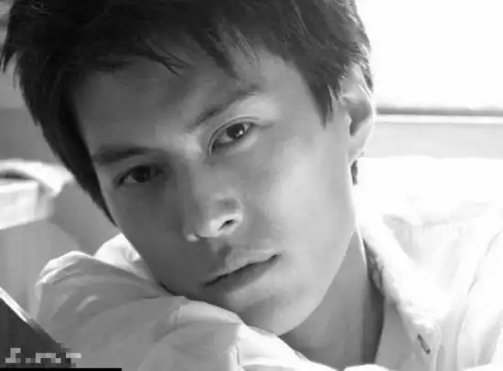 别以为大哥总是高冷靳东罕见毕业照吐舌卖萌