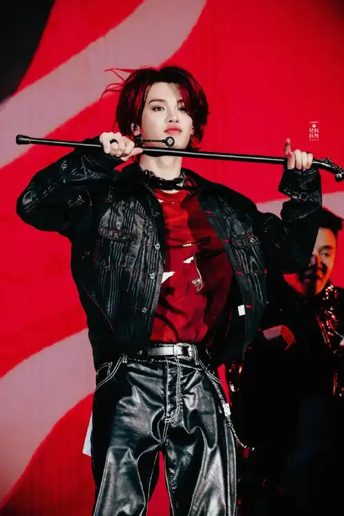 黄明昊演唱会红发饭拍