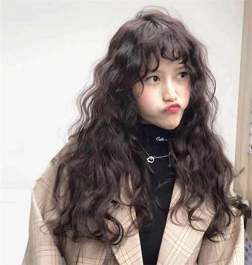 复古风的泡面头,短发烫蓬松空气感,立即打造出饱满丰富的发量视觉感.