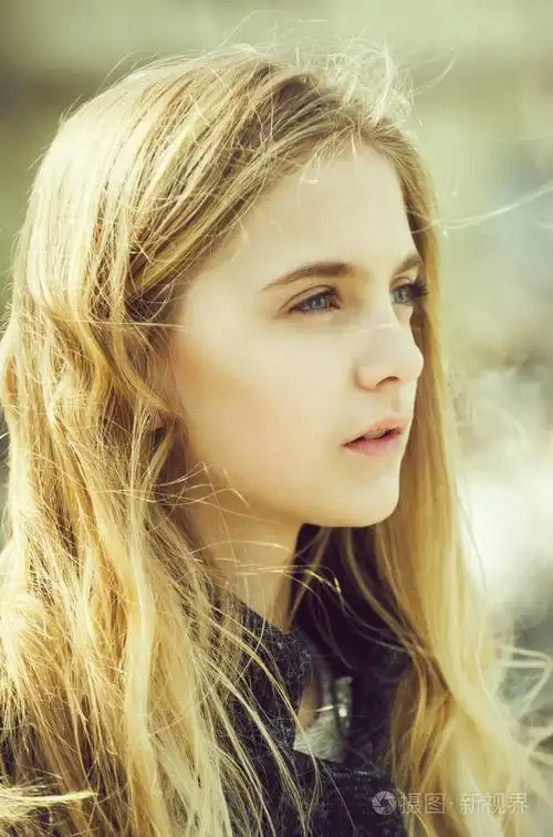 与可爱的小脸,健康的皮肤和头发的漂亮女孩