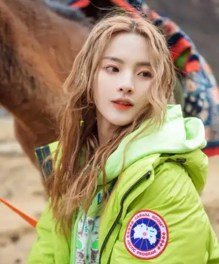 超越之光杨超越在火箭少女101中的成长之路