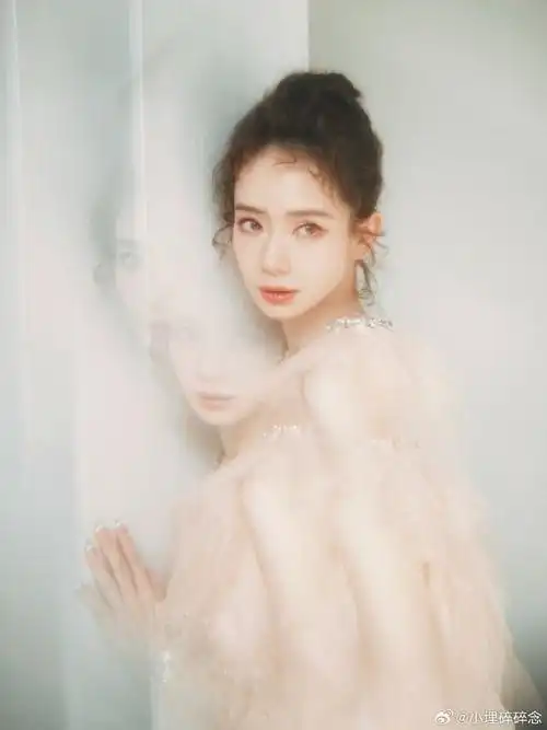双缎带舞鞋##戚薇颧骨痣#戚薇最新大片释出～一身纱裙搭配蛋卷丸子头