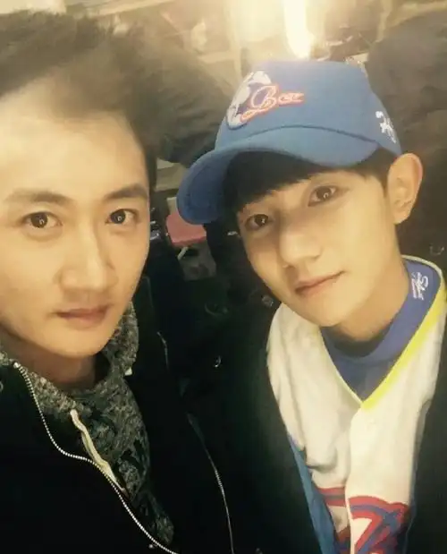 老板晒和王源合照