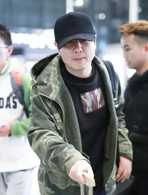 40岁沈腾素颜走机场,"喇叭裤"配连帽外套,堪比95后小鲜肉