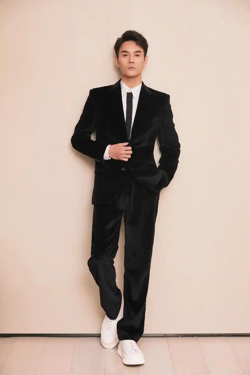 王凯今日身着黑色丝绒西服套装搭配白色条纹衬衣亮相「耀未来」2019