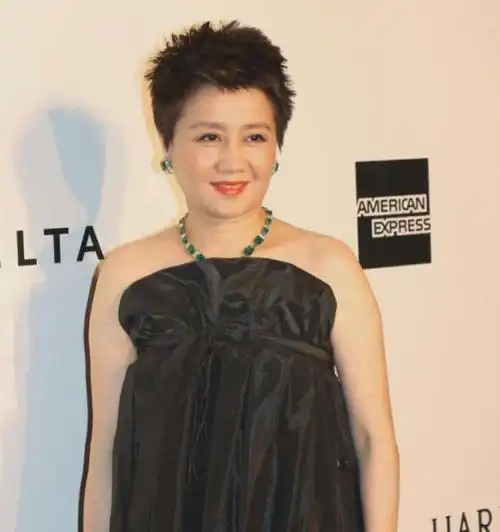 卓不凡 - 29岁嫁入豪门,9年生5子,今以251亿身家成功再登福布斯榜