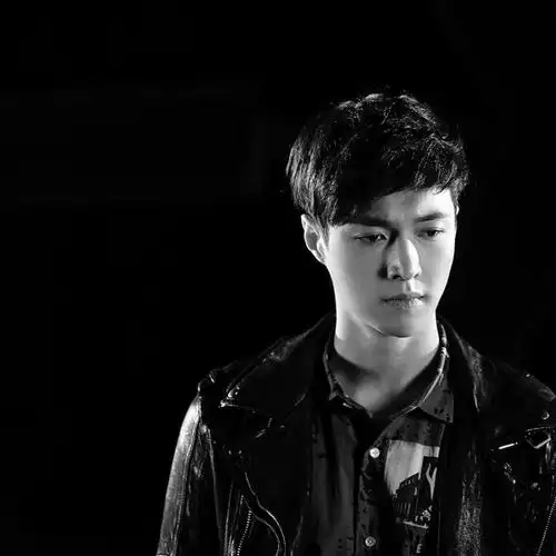 p>《独角戏》是 a target="_blank" href="/item/张艺兴/3435810"