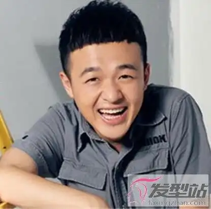 男生发型锅盖头两边刮掉个性十足打造酷炫潮男