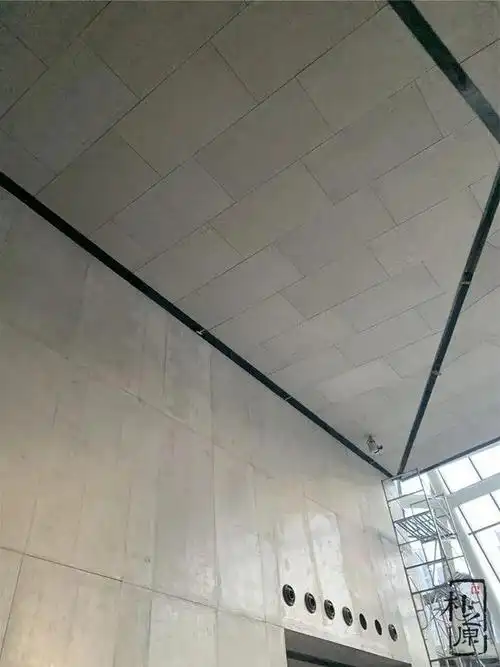 质感与纹理清水混凝土挂板的表面质感和纹理是其最