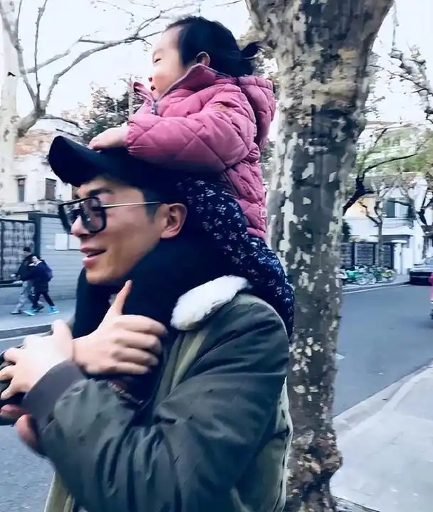 朱亚文带全家聚餐!熊抱女儿亲吻额头,沈佳妮全职多年素颜好富态