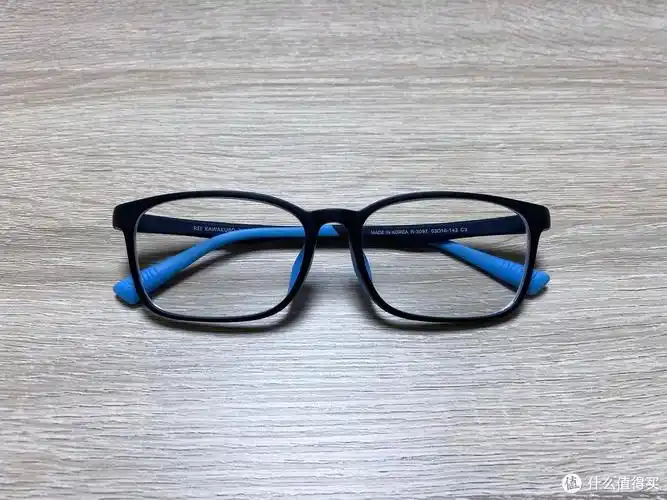 小小年纪近视300度!孩子视力控制不住怎么办?那就试试蔡司小乐圆镜片