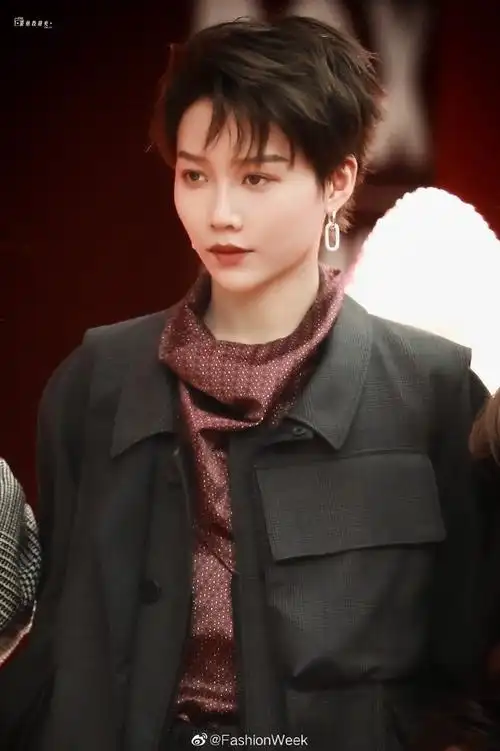 刘雨昕灰色风衣