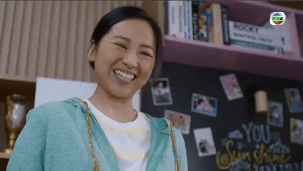 监视女儿一家,遂私自为她们请了一名外佣姐姐siti(朱斐斐饰)照顾起居