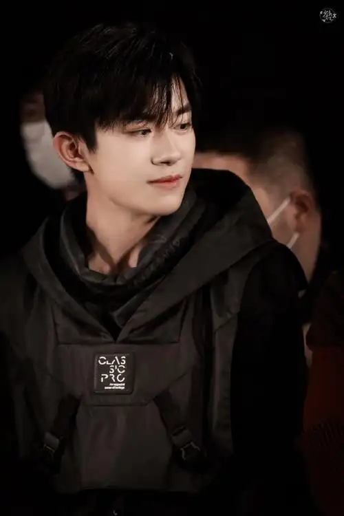 头发丝都是帅的    @tfboys-易烊千玺  #四字 易烊千玺 yyqx 四字弟弟