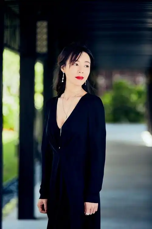 张静初全新写真来袭  光影流转尽显高雅气质