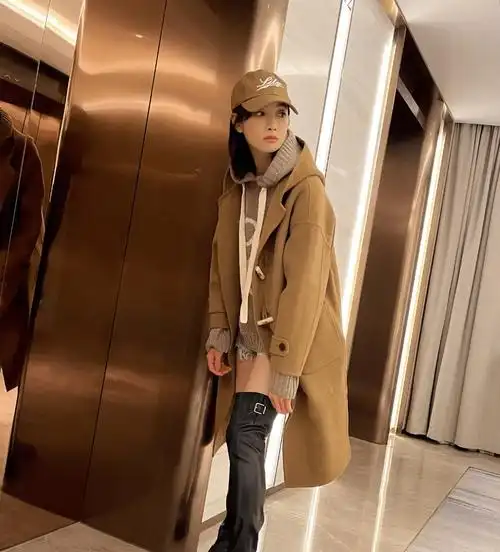 宋茜驼色大衣 黑色过膝长靴随拍,精简干练,满屏的大长腿可还行_何笑然
