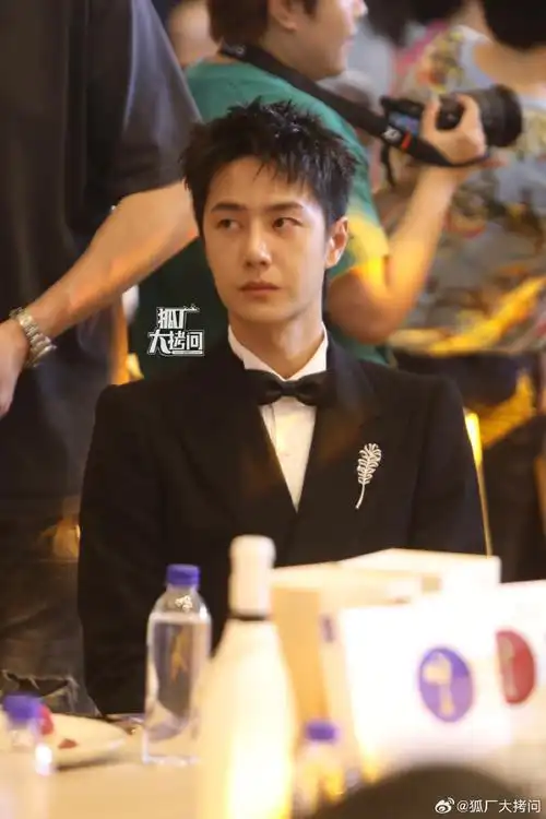 灯光下的王一博好贵#王一博今日生图来了,短发黑西装好贵好乖