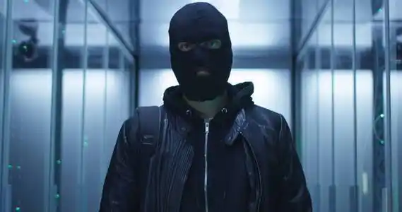 人小偷在偷公寓蒙面的劫匪身穿连帽小偷与巴拉克拉瓦拿着空的旗帜坐在