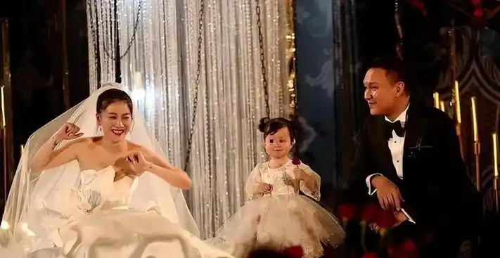 李嘉格被好声音淘汰后嫁给爱奇艺原副总裁如今过得怎样