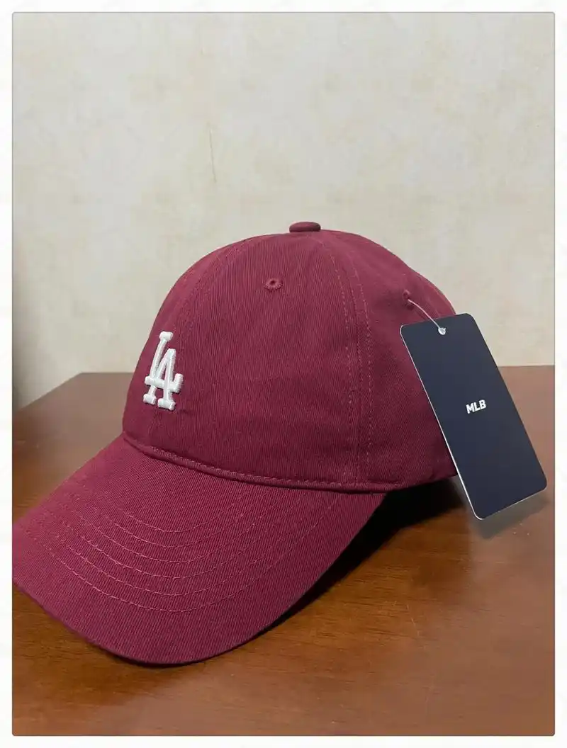 百搭mlb棒球帽  这款红色的mbl帽子真是很百搭,秋冬真的最烦洗头了