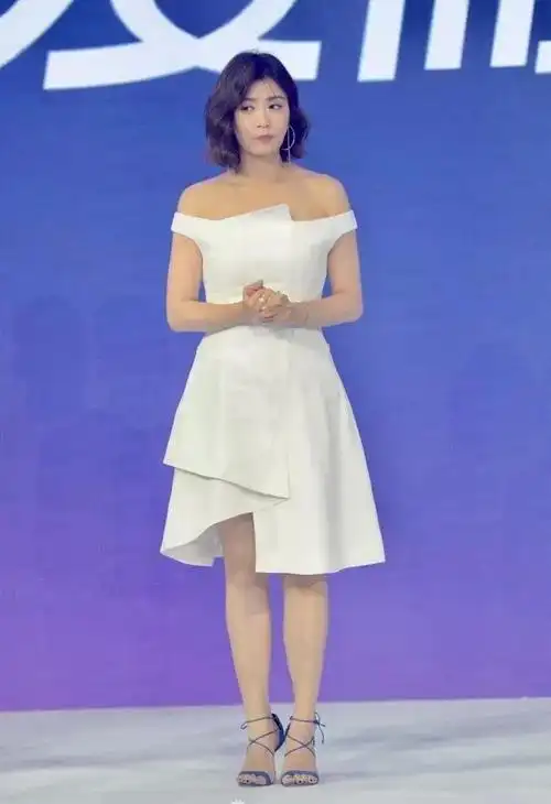 贾静雯穿白裙现身活动,身材发福看不到腰,真一副大妈体态了!