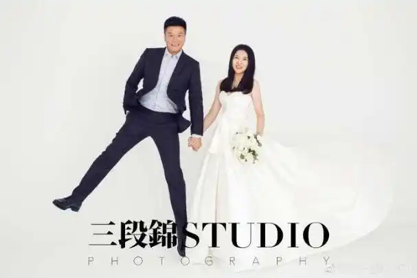 41岁李金羽沈阳大婚妻子不是殷桃是普通人抱1岁半儿子金豆亮相