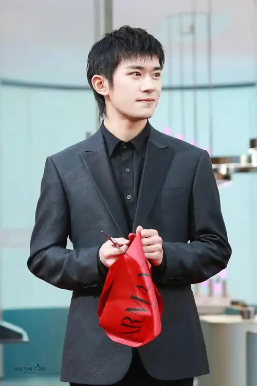 易烊千玺直播全黑西装造型##易烊千玺说在忙新作品的准备