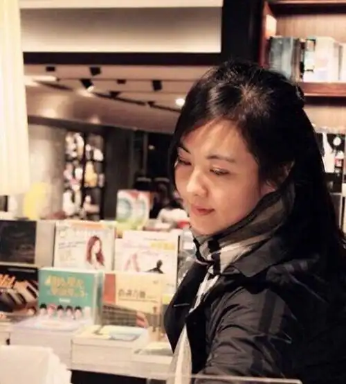 她就是李健的老婆孟小蓓.