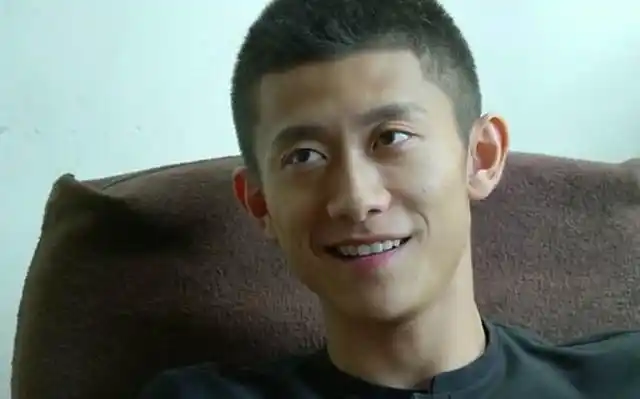 从板寸发型的他也还是留起了头发,之前在参加节目的张一山留着三七分