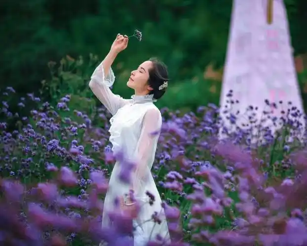 优雅女性拍花海人像8个要点可参考拍照真的美