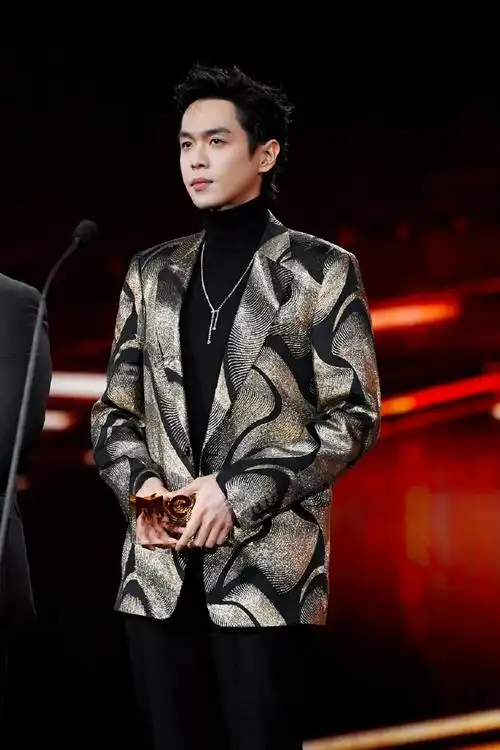 张若昀超话#微博视界大会#荣耀定格,不负所期,继续前行.各位晚安