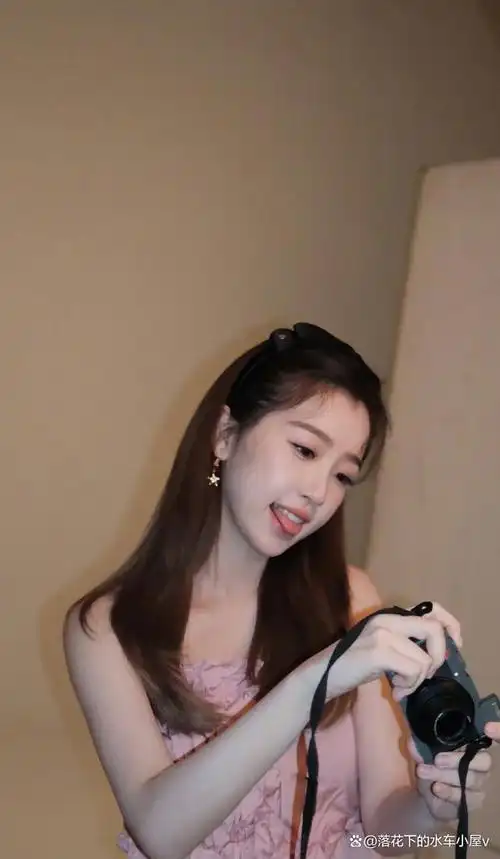 虞书欣,一位迷人的女性艺人,以其粉色公主裙甜美性感的形象而闻名.