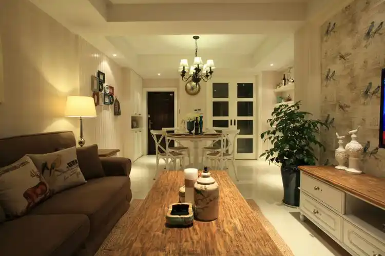 这套住宅的整体面积不是很大,对于二居室来说其实已经足够,客厅和餐厅