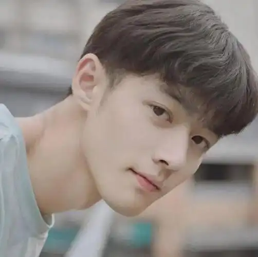 微微卷曲的刘海带着一点空气刘海的感觉,是一款显得十分韩范的发型