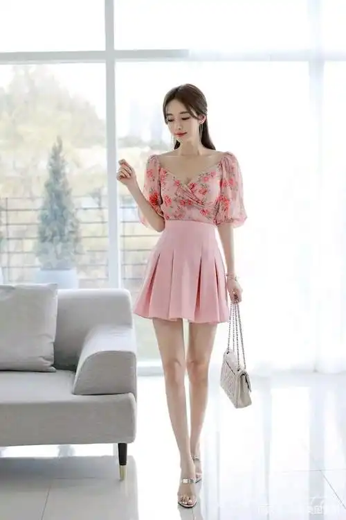 穿着粉红碎花裙搭配粉红公主裙的韩国美女孙允珠