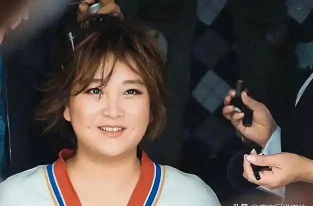 她要是突然减肥塑身,自己身体必定会承受不起,大伙儿也不希望贾玲为了