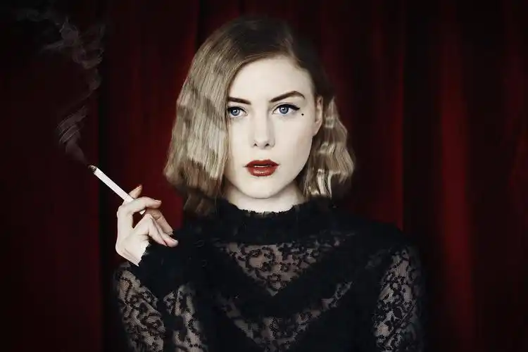 女人波浪头发蓝眼睛口红穿衣服抽烟吸烟