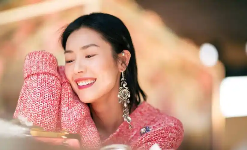 原创大表姐刘雯晒时尚美照时尚造型吸引眼球马甲线美得无可挑剔