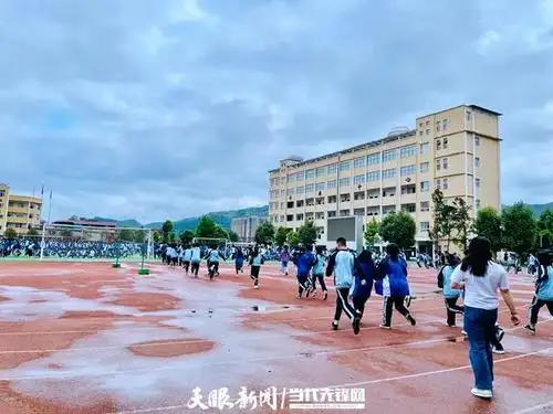 珍爱生命 警钟长鸣:贵定一中开展防震减灾疏散演练