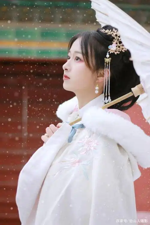 小姐姐一身白衣,在雪中如同仙女下凡,满满的仙女气息.