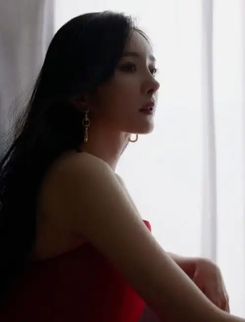 杨幂亮相活动太霸气!穿中国红裙美艳又大气,硬是勾勒出性感身材