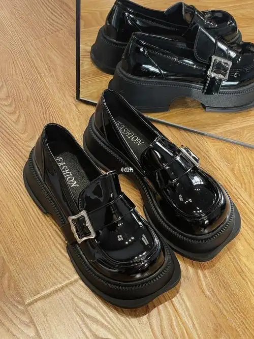 每个女生都应该拥有的一双黑色亮面小皮鞋