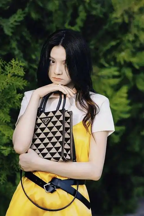 演员春夏发布时尚造型写真黄裙内搭白t清新减龄好亮眼