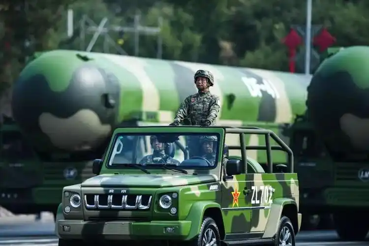 东风-41核导弹方队领队车.新华社记者 陶亮 摄