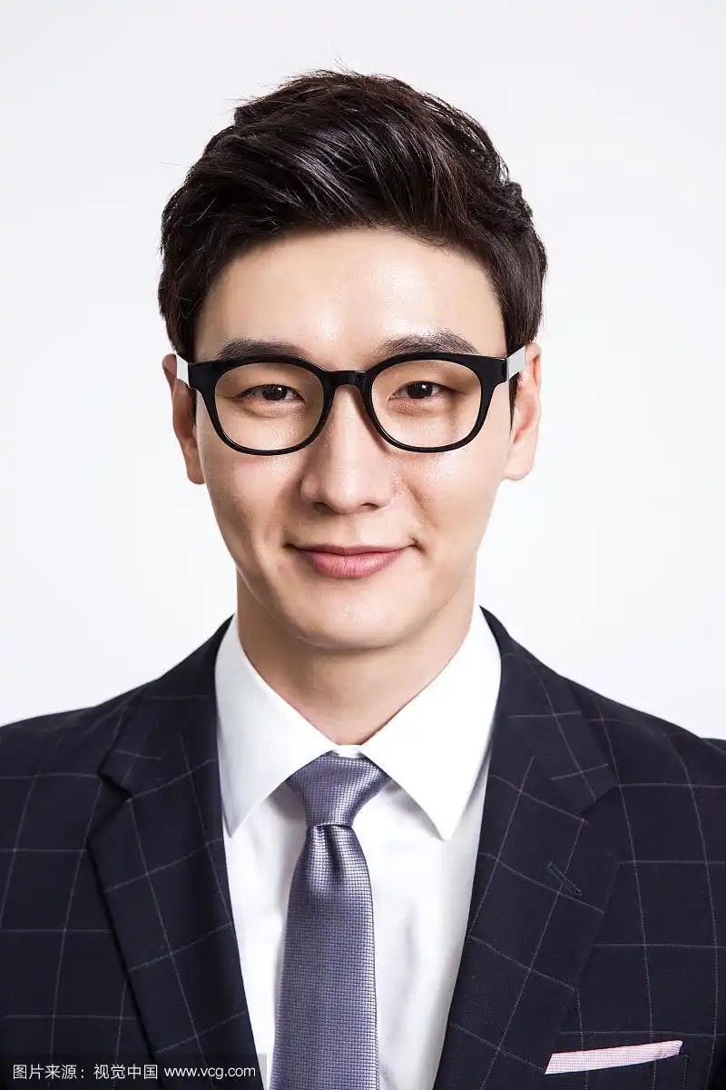 穿西装戴眼镜微笑的男人摄影