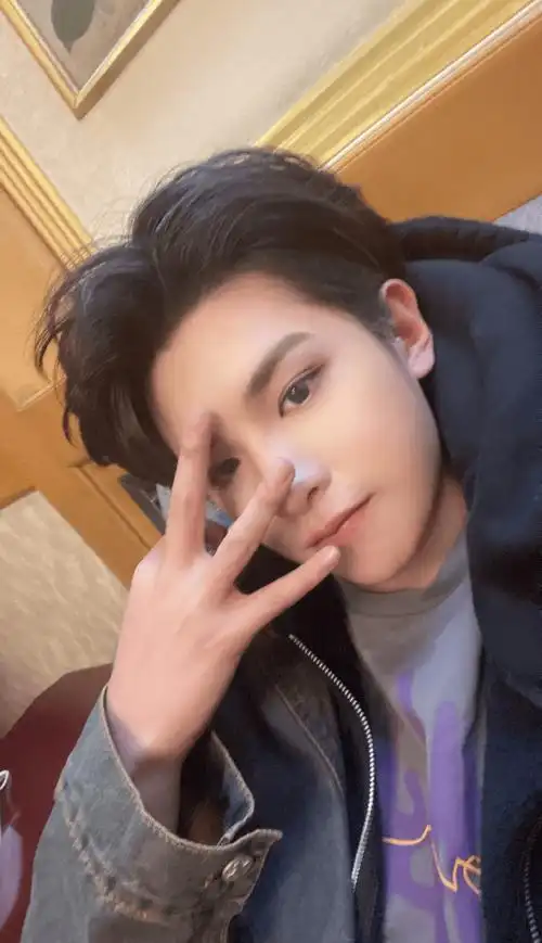 黄明昊三周年福利自拍六宫格 请查收来自小贾的花式比"三"