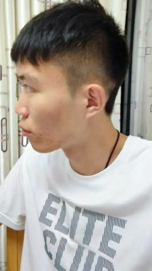 侧脸长相看男生谁鼻子高