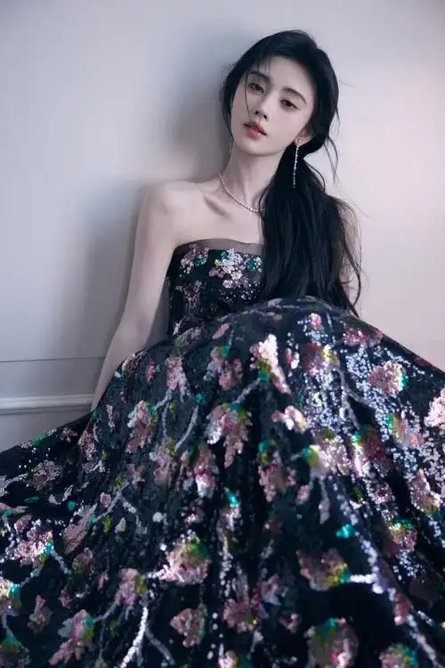 鞠婧祎活动红毯,浪漫春日里的漂亮小鞠