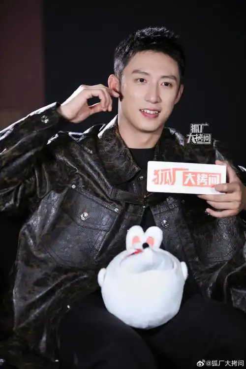 黄景瑜花絮照来咯～02来分享背后小故事:95拿到狐狸立马就问这个"